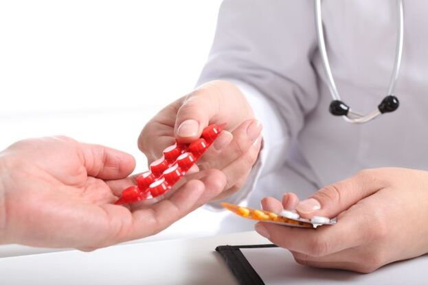 the doctor prescribes pills to treat osteochondrosis